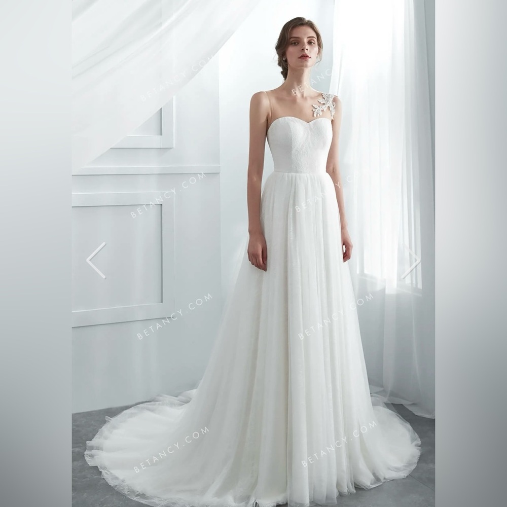 Elegant White Strapless Wedding Dress